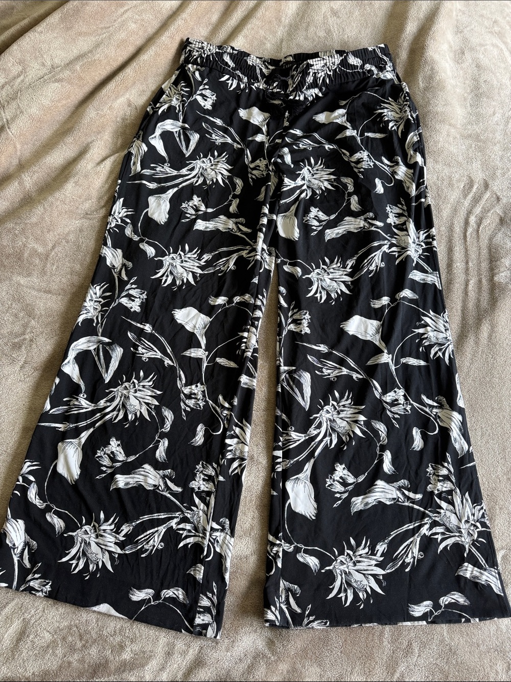 White House Black Market Black and White Floral THE Wide-Leg Pants L